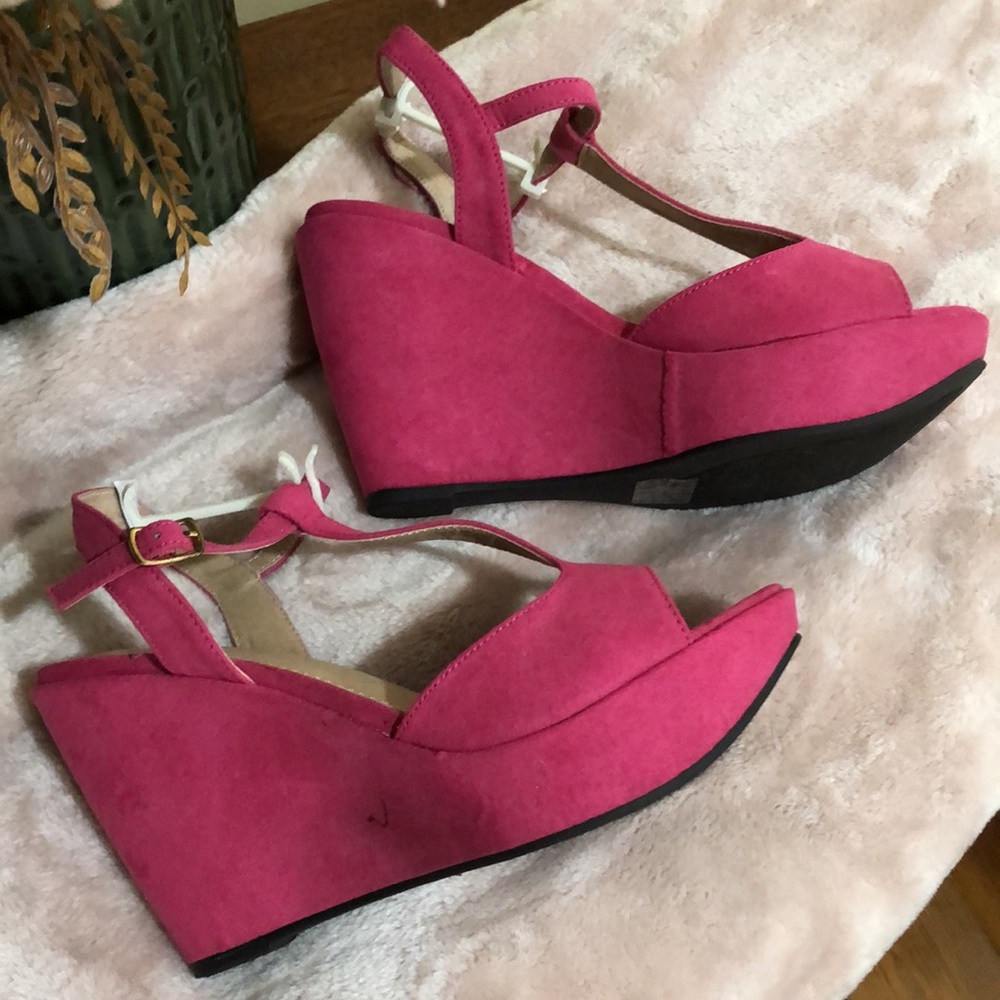 Styluxe Bright  fuchsia platforms. Brushed suede feel. - Picture 5 of 12
